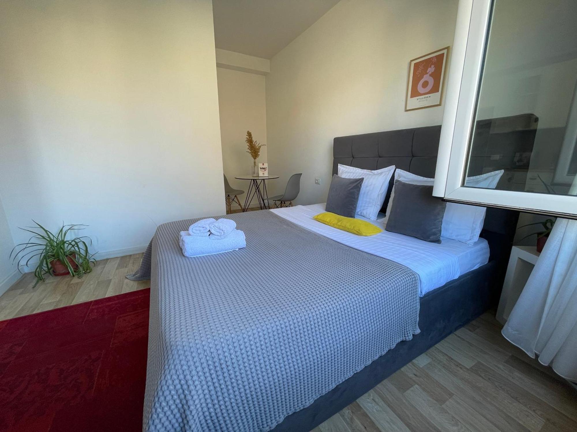 Bricks Studio Apartments ティラナ エクステリア 写真